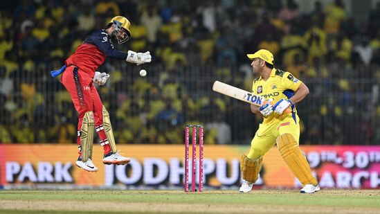 IPL Points Table : आरसीबीकडून पराभूत झाल्यानंतर सीएसकेची मोठी घसरण, गुणतालिकेत कोणता संघ अव्वल? पाहा