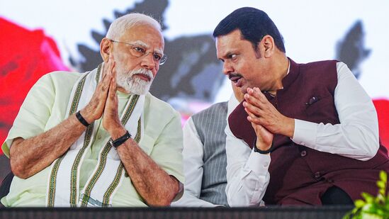 पंतप्रधान मोदी व देवेंद्र फडणवीस