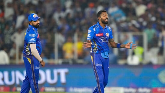 Hardik Pandya and Rohit Sharma during MI's match vs GT