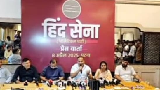 शिवदीप लांडे पत्रकार परिषद घेताना