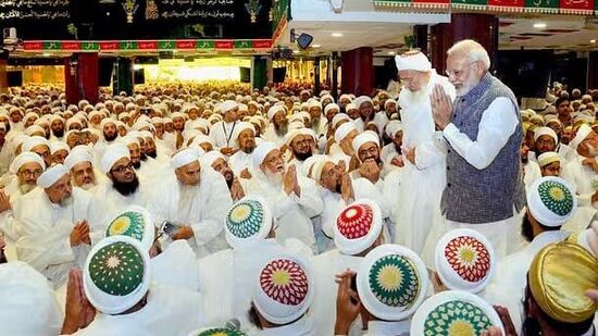 वोहरा मुस्लिमांची भेट घेताना पीएम नरेंद्र मोदी