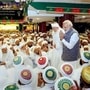 वोहरा मुस्लिमांची भेट घेताना पीएम नरेंद्र मोदी वोहरा मुस्लिमांची भेट घेताना पीएम नरेंद्र मोदी