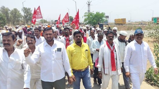 महाराष्ट्रातील डावे पक्ष व समविचारी संघटना यांच्या पुढाकाराने या विरोधात आज जोरदार आंदोलने करण्यात आली. राज्यभरातील पत्रकारांनी नुकतेच सरकारचे या प्रश्नाकडे लक्ष वेधत जन सुरक्षा विधेयक मागे घेण्याची मागणी केली होती. महाराष्ट्रातील डावे पक्ष व समविचारी संघटना यांच्या पुढाकाराने या विरोधात आज जोरदार आंदोलने करण्यात आली. राज्यभरातील पत्रकारांनी नुकतेच सरकारचे या प्रश्नाकडे लक्ष वेधत जन सुरक्षा विधेयक मागे घेण्याची मागणी केली होती.