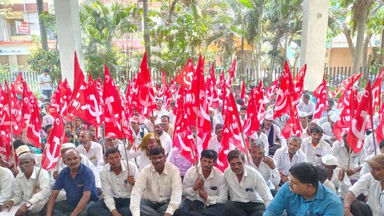 सरकारने या आंदोलनानंतरही लोकशाही विरोधी जनसुरक्षा विधेयक रेटणे सुरूच ठेवल्यास अधिवेशन काळात मुंबई विधानसभेवर भव्य मोर्चा काढणार असल्याचे यावेळी जनसुरक्षा विधेयक विरोधी कृती समितीच्या वतीने जाहीर करण्यात आले. सरकारने या आंदोलनानंतरही लोकशाही विरोधी जनसुरक्षा विधेयक रेटणे सुरूच ठेवल्यास अधिवेशन काळात मुंबई विधानसभेवर भव्य मोर्चा काढणार असल्याचे यावेळी जनसुरक्षा विधेयक विरोधी कृती समितीच्या वतीने जाहीर करण्यात आले.