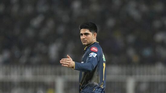 गुजरात टायटन्स - गुजरात टायटन्स प्लेऑफचा तगडा दावेदार आहे. टीम सध्या ८ सामन्यात १२ अंक मिळवून आयपीएल पॉइंट्स टेबलमध्ये टॉपवर आहे. साखळी फेरीत अजून त्यांना ६ सामने खेळायचे आहेत. त्यापैकी केवळ २ सामने जिंकले तरी ते प्लेऑफमध्ये आपले स्थान पक्के करतील. गुजरात टायटन्स - गुजरात टायटन्स प्लेऑफचा तगडा दावेदार आहे. टीम सध्या ८ सामन्यात १२ अंक मिळवून आयपीएल पॉइंट्स टेबलमध्ये टॉपवर आहे. साखळी फेरीत अजून त्यांना ६ सामने खेळायचे आहेत. त्यापैकी केवळ २ सामने जिंकले तरी ते प्लेऑफमध्ये आपले स्थान पक्के करतील.