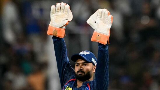 लखनौ सुपर जॉयंट्स -लखनऊ सुपर जॉयंट्सचे ९ सामन्यात ५ विजयासाह १० अंक आहेत. पॉइंट्स टेबलमध्ये सहाव्या स्थानी असलेल्या लखनऊला प्लेऑफचे तिकीट मिळवण्यासाठी शिल्लक ५ सामन्यांपैकी ३ सामने कोणत्याही परिस्थितीत जिंकावे लागतील. लखनौ सुपर जॉयंट्स -लखनऊ सुपर जॉयंट्सचे ९ सामन्यात ५ विजयासाह १० अंक आहेत. पॉइंट्स टेबलमध्ये सहाव्या स्थानी असलेल्या लखनऊला प्लेऑफचे तिकीट मिळवण्यासाठी शिल्लक ५ सामन्यांपैकी ३ सामने कोणत्याही परिस्थितीत जिंकावे लागतील.