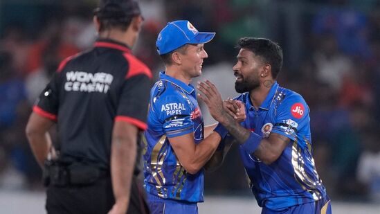 मुंबई इंडियंस - अडखळत सुरुवातीनंतर ५ वेळच्या आयपीएल विजेत्या मुंबईने लय पकडली आहे. सलद ४ विजयासह संघाने १० गुण मिळवून चौथ्या स्थानावर झेप घेतली आहे. मुंबईने आतापर्यंत खेळलेल्या ९ सामन्यांपैकी ५ सामने जिंकले आहेत तर ४ गमावले आहेत. प्लेऑफमध्ये पोहोचण्यासाठी साखळी फेरीतील शिल्लक ५ सामन्यांपैकी कमीत कमी ३ सामन्यात विजय मिळवावे लागतील. मुंबई इंडियंस - अडखळत सुरुवातीनंतर ५ वेळच्या आयपीएल विजेत्या मुंबईने लय पकडली आहे. सलद ४ विजयासह संघाने १० गुण मिळवून चौथ्या स्थानावर झेप घेतली आहे. मुंबईने आतापर्यंत खेळलेल्या ९ सामन्यांपैकी ५ सामने जिंकले आहेत तर ४ गमावले आहेत. प्लेऑफमध्ये पोहोचण्यासाठी साखळी फेरीतील शिल्लक ५ सामन्यांपैकी कमीत कमी ३ सामन्यात विजय मिळवावे लागतील.