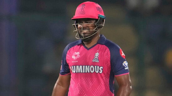 राजस्थान रॉयल्स -यंदा राजस्थान रॉयल्सचे प्रदर्शनही काही खास राहिलेले नाही. संघाने ९ सामन्यात केवळ २ विजय नोंदवले आहेत. गुणतालिकेत हा संघ ४ अंकांसह आठव्या स्थानावर आहे. राजस्थानने शिल्लक राहिलेले ५ सामने जिंकून १० अंक मिळवल्यास काहीशी शक्यता आहे. मात्र टीमचे नेट रनरेट इतका खराब आहे की, सर्व सामने जिंकूनही त्यांचा प्लेऑफचा मार्ग कठीण दिसत आहे. राजस्थान रॉयल्स -यंदा राजस्थान रॉयल्सचे प्रदर्शनही काही खास राहिलेले नाही. संघाने ९ सामन्यात केवळ २ विजय नोंदवले आहेत. गुणतालिकेत हा संघ ४ अंकांसह आठव्या स्थानावर आहे. राजस्थानने शिल्लक राहिलेले ५ सामने जिंकून १० अंक मिळवल्यास काहीशी शक्यता आहे. मात्र टीमचे नेट रनरेट इतका खराब आहे की, सर्व सामने जिंकूनही त्यांचा प्लेऑफचा मार्ग कठीण दिसत आहे.