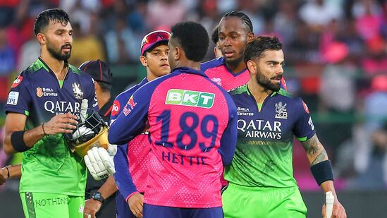 रॉयल चैलेंजर्स बेंगळूरू - आरसीबीने ९ सामन्यात १२ गुण मिळवले असून हा संघ पॉइंट्स टेबलमध्ये तिसऱ्या नंबरवरती आहे. साखळी सामन्यात त्यांना अजून ५ सामने खेळायचे आहेत. जर बेंगळुरूने २ सामने जिंकले तरी ते प्लेऑफमध्ये जाऊ शकतील. ३ विजय मिळवल्यास त्यांचे स्थान पक्के होईल. रॉयल चैलेंजर्स बेंगळूरू - आरसीबीने ९ सामन्यात १२ गुण मिळवले असून हा संघ पॉइंट्स टेबलमध्ये तिसऱ्या नंबरवरती आहे. साखळी सामन्यात त्यांना अजून ५ सामने खेळायचे आहेत. जर बेंगळुरूने २ सामने जिंकले तरी ते प्लेऑफमध्ये जाऊ शकतील. ३ विजय मिळवल्यास त्यांचे स्थान पक्के होईल.