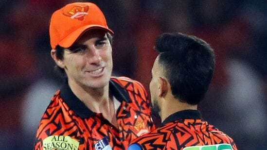 सनरायजर्स हैदराबाद -शुक्रवारी सनरायजर्स हैदराबाद आणि चेन्नई सुपर किंग्स यांच्यातील सामन्यात जो संघ हारेल तो संघ प्लेऑफच्या स्पर्धेतून बाहेर होईल. एसआरएचने आतापर्यंत ८ सामन्यात केवळ २ विजय मिळवले आहेत. पॉइंट्स टेबलमध्ये हैदराबाद नवव्या स्थानावर आहे. त्यांना चेन्नई व त्यानंतर पुढच्या ५ सामन्यात विजय मिळवावा लागेल. सनरायजर्स हैदराबाद -शुक्रवारी सनरायजर्स हैदराबाद आणि चेन्नई सुपर किंग्स यांच्यातील सामन्यात जो संघ हारेल तो संघ प्लेऑफच्या स्पर्धेतून बाहेर होईल. एसआरएचने आतापर्यंत ८ सामन्यात केवळ २ विजय मिळवले आहेत. पॉइंट्स टेबलमध्ये हैदराबाद नवव्या स्थानावर आहे. त्यांना चेन्नई व त्यानंतर पुढच्या ५ सामन्यात विजय मिळवावा लागेल.