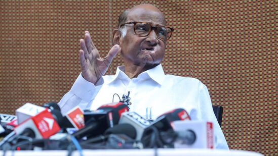 शरद पवार पत्रकार परिषदेत बोलताना