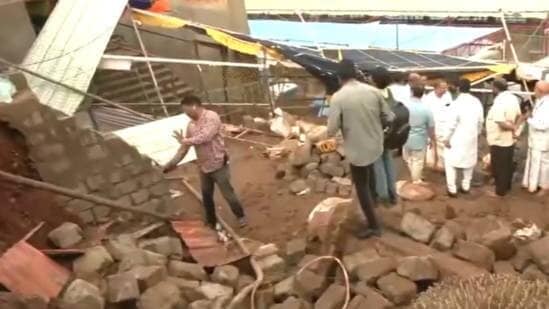 मंदिराची भिंत कोसळून ८ भाविकांचा मृत्यू