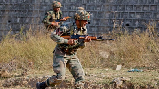 जम्मूमधील अनेक कारागृहांवर दहशतवादी हल्ल्याची शक्यता. (AP Photo/Channi Anand, File)