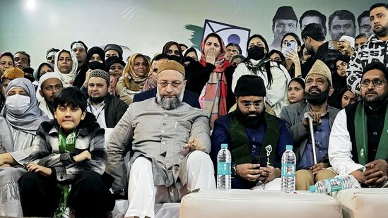 असदुद्दीन ओवैसी यांच्यासोबत शोएब जमई