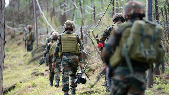 शोपियानमध्ये सुरक्षा दल व दहशतवाद्यांमध्ये चकमक