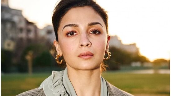 आलिया भट्ट - आलिया भट्टबद्दल असे म्हटले जात होते की ती या वर्षी कान्समध्ये पदार्पण करेल. पण भारत-पाकिस्तान तणावामुळे त्यांचा दौरा पुढे ढकलला जात असल्याच्या बातम्याही येत आहेत. आलिया भट्ट - आलिया भट्टबद्दल असे म्हटले जात होते की ती या वर्षी कान्समध्ये पदार्पण करेल. पण भारत-पाकिस्तान तणावामुळे त्यांचा दौरा पुढे ढकलला जात असल्याच्या बातम्याही येत आहेत.