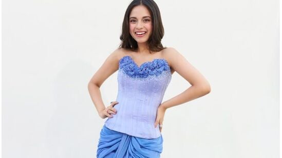 नितांशी गोयल - लापता लेडीज फेम नितांशी गोयल देखील कान्समध्ये डेब्यू करत आहे. नितांशी ही भारतातील सर्वात तरुण अभिनेत्री आहे, जी कान्सच्या रेड कार्पेटवर वॉक करणार आहे. नितांशी गोयल - लापता लेडीज फेम नितांशी गोयल देखील कान्समध्ये डेब्यू करत आहे. नितांशी ही भारतातील सर्वात तरुण अभिनेत्री आहे, जी कान्सच्या रेड कार्पेटवर वॉक करणार आहे.