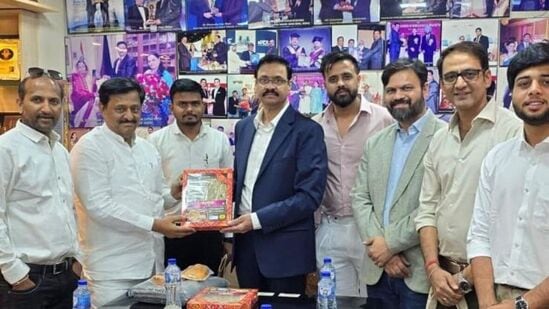आमदार सुभाष देशमुख यांच्या नेतृत्वाखाली स्थानिक व्यावसायिकांच्या शिष्टमंडळाने नुकतीच धनंजय दातार यांची भेट घेतली.