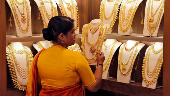 Gold Silver Price 9 June: सोने के भाव में भारी गिरावट, अब इतना रह गया 10 ग्राम का रेट