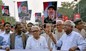 Left Front chairman Biman Bose, CPI(M) state secretary Surya Kanta Mishra and other Left party leaders during a rally to pay respect to Cuban leader Fidel Castro in Kolkata, November 26, 2016.(PTI)