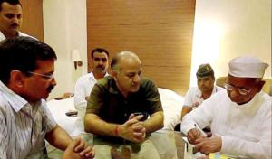 Delhi chief minister Arvind Kejriwal and deputy CM Manish Sisodia with social activist Anna Hazare at Maharashtra Sadan in New Delhi.(PTI) Delhi chief minister Arvind Kejriwal and deputy CM Manish Sisodia with social activist Anna Hazare at Maharashtra Sadan in New Delhi.(PTI)