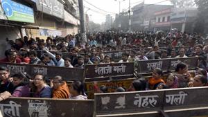 People line up outside State Bank of India at Gandhi Nagar in New Delhi to deposit and exchange old Rs 500 and 1000 notes. November 30 is expected to be more chaotic since it would the first payday after the Nov 8 announcement.(Sonu Mehta/HT Photo) People line up outside State Bank of India at Gandhi Nagar in New Delhi to deposit and exchange old Rs 500 and 1000 notes. November 30 is expected to be more chaotic since it would the first payday after the Nov 8 announcement.(Sonu Mehta/HT Photo)