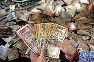 The central bank probably sold over $500 million that day to steady the sliding rupee.(Sunil Ghosh / Hindustan Times) The central bank probably sold over $500 million that day to steady the sliding rupee.(Sunil Ghosh / Hindustan Times)