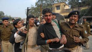 One of the two shooters who fired on JMM leader Upendra Singh arrested by police at Jamshedpur court premises on Wednesday.(Manoj Kumar/HT Photo.) One of the two shooters who fired on JMM leader Upendra Singh arrested by police at Jamshedpur court premises on Wednesday.(Manoj Kumar/HT Photo.)