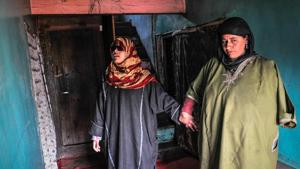 15-year-old Insha Mushtaq, who was blinded in both eyes by pellets, with her mother in Sedow village in south Kashmir's Shopian district.(Waseem Andrabi/HT photo) 15-year-old Insha Mushtaq, who was blinded in both eyes by pellets, with her mother in Sedow village in south Kashmir's Shopian district.(Waseem Andrabi/HT photo)
