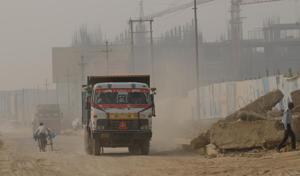 The move to ban old and polluting diesel vehicles in Delhi is gaining support from those living in satellite cities around the capital.(Burhaan Kinu/HT File) The move to ban old and polluting diesel vehicles in Delhi is gaining support from those living in satellite cities around the capital.(Burhaan Kinu/HT File)