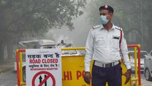 Traffic policeman wears a pollution mask due to heavy smog and air pollution in New Delhi.(PTI Photo) Traffic policeman wears a pollution mask due to heavy smog and air pollution in New Delhi.(PTI Photo)