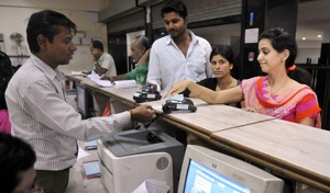 People using swipe machines after the collector’s order to make cashless transactions at the collectorate, in Indore on Friday.(Arun Mondhe/HT photo)