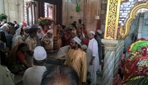 Women offer prayers at the sanctum sanctorum inside Haji Ali dargah.(HT Photo) Women offer prayers at the sanctum sanctorum inside Haji Ali dargah.(HT Photo)