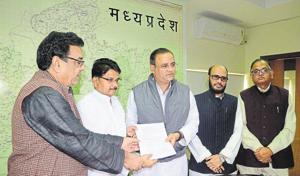 Deputy Leader of Opposition in the state assembly, Bala Bachchan (2nd from left), hands over the Ujjain Simhastha fact-finding report to state Congress president Arun Yadav in Bhopal on Sunday.(Mujeeb Faruqui/HT photo)