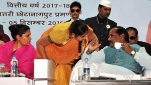 Chief minister Raghubar Das (right) talks with Ramgarh’s deputy commissioner Rajeshwari B (second from left) during a pre-budget discussion in Dhanbad on Monday.(Bijay/HT Photo) Chief minister Raghubar Das (right) talks with Ramgarh’s deputy commissioner Rajeshwari B (second from left) during a pre-budget discussion in Dhanbad on Monday.(Bijay/HT Photo)