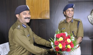 Harinarayan Chari Mishra (left) takes charge as DIG from Santosh Kumar Singh in Indore on Monday.(Arun Mondhe/HT photo)