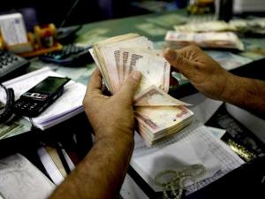 The acute shortage of cash, after the demonetisation exercise, has hit the country’s mid-sized and smaller banks like Punjab National Bank, Yes Bank and Dena Bank more than their large-sized peers, including State Bank of India, Punjab National Bank, ICICI Bank, Bank of Baroda and HDFC Bank among others.(Reuters) The acute shortage of cash, after the demonetisation exercise, has hit the country’s mid-sized and smaller banks like Punjab National Bank, Yes Bank and Dena Bank more than their large-sized peers, including State Bank of India, Punjab National Bank, ICICI Bank, Bank of Baroda and HDFC Bank among others.(Reuters)