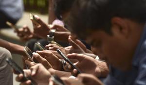 The mobile handset business has fallen 50% after demonetisation(HT photo) The mobile handset business has fallen 50% after demonetisation(HT photo)