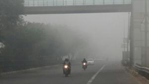 Early morning fog engulfed Delhi once again and threw train schedules into disarray.(Sushil Kumar/Hindustan Times) Early morning fog engulfed Delhi once again and threw train schedules into disarray.(Sushil Kumar/Hindustan Times)