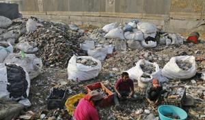 Demonetisation has squeezed dry more than 1.5 lakh people engaged in Delhi’s waste collection sector.(Sanchit Khanna) Demonetisation has squeezed dry more than 1.5 lakh people engaged in Delhi’s waste collection sector.(Sanchit Khanna)