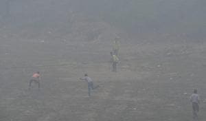 The dense fog on Sunday delayed 90 inbound trains, while 28 trains had to rescheduled and four others had to be cancelled.(PTI) The dense fog on Sunday delayed 90 inbound trains, while 28 trains had to rescheduled and four others had to be cancelled.(PTI)