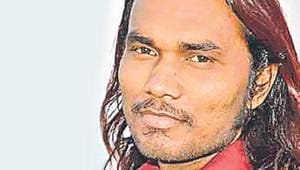 Kumar, who lost his ancestral home to Saryu’s erosion, earns a meagre Rs 10,000 per month from his signboard makings.(HT Photo) Kumar, who lost his ancestral home to Saryu’s erosion, earns a meagre Rs 10,000 per month from his signboard makings.(HT Photo)