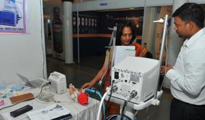 Doctors hold workshops demonstrating different kinds of machines in the annual convention on neonatal care.(Shankar Mourya/HT photo)