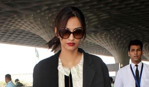 Sonam Kapoor rocks a long jacket with a floor length dress.(Yogen Shah) Sonam Kapoor rocks a long jacket with a floor length dress.(Yogen Shah)