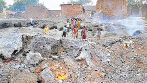 Kids of Lodhna colony play on the area affected by underground fire in Dhanbad.(HT Photo) Kids of Lodhna colony play on the area affected by underground fire in Dhanbad.(HT Photo)