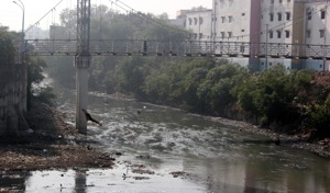 The municipal body is cleaning the river and clearing off encroachments alongside the 18.1 kilometre-­long river.(HT file photo)