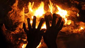 Ranchi Municipal Corporation has arranged bonfire facilities at nine places for homeless people.(HT File Photo) Ranchi Municipal Corporation has arranged bonfire facilities at nine places for homeless people.(HT File Photo)