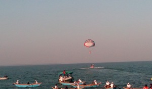Patrons enjoy water sports on the opening day of the Jal Mahotsav.(Shankar Mourya/HT photo)