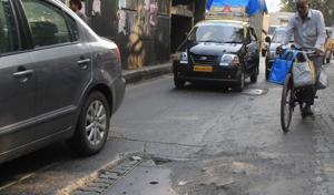 The civic body received no bidder for pothole repair work despite issuing tender notices twice during this monsoon.(HT File Photo) The civic body received no bidder for pothole repair work despite issuing tender notices twice during this monsoon.(HT File Photo)
