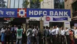 Customers wait in queues to exchange or deposit discontinued currency notes outside a bank in Kolkata.(AP File Photo) Customers wait in queues to exchange or deposit discontinued currency notes outside a bank in Kolkata.(AP File Photo)